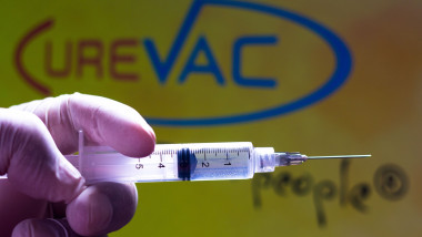 seringa cu vaccin anticovid