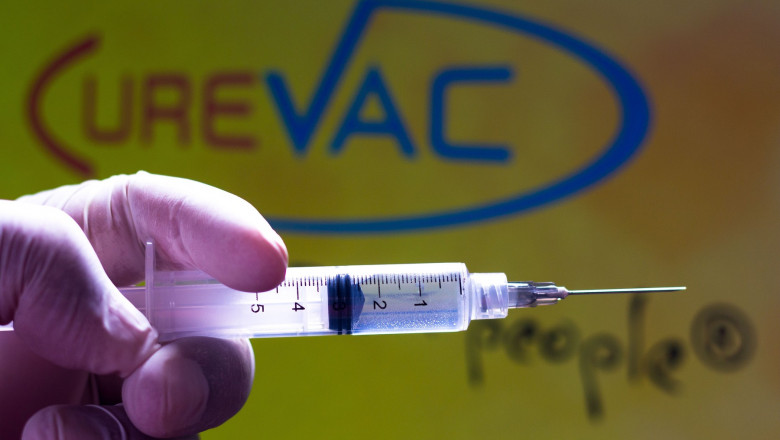 seringa cu vaccin anticovid