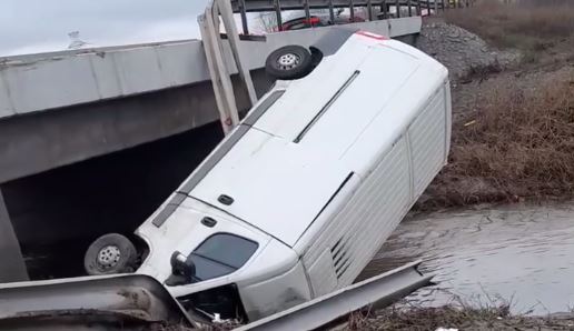 VIDEO. Un bărbat beat s-a urcat la volan și a plonjat cu mașina într-un pârâu după ce a pierdut controlul volanului