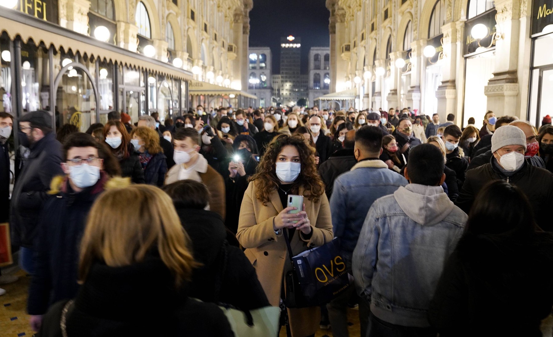 Italia a relaxat restricțiile în marile orașe: străzi pline, cozi la cafenele, magazine și la cantina socială