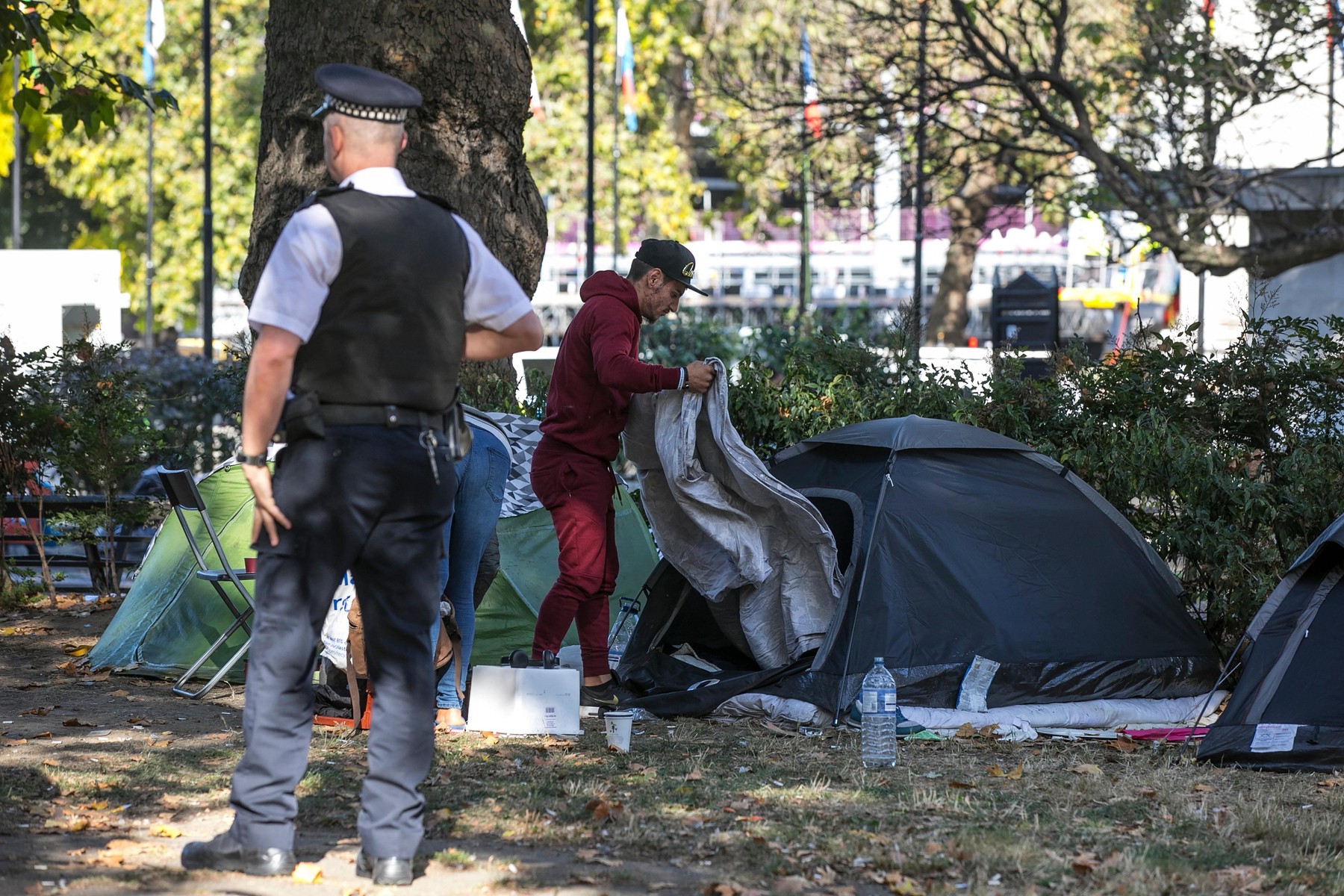 Londonezii dintr-un cartier de lux, șocați de două românce care și-au făcut bordel în cort, în fața unei școli