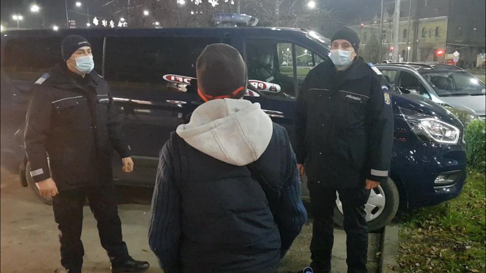 Un bărbat care trebuia să stea în carantină a fost găsit într-un bar din Arad. Le-a spus jandarmilor că nu crede în virus