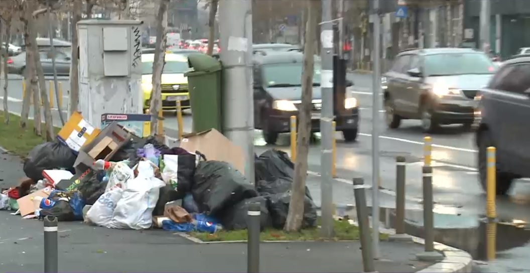 Scandalul gunoaielor din Sectorul 1. Grămezile de deșeuri apar chiar pe marile bulevarde: „Frumos, se schimbă relieful!”