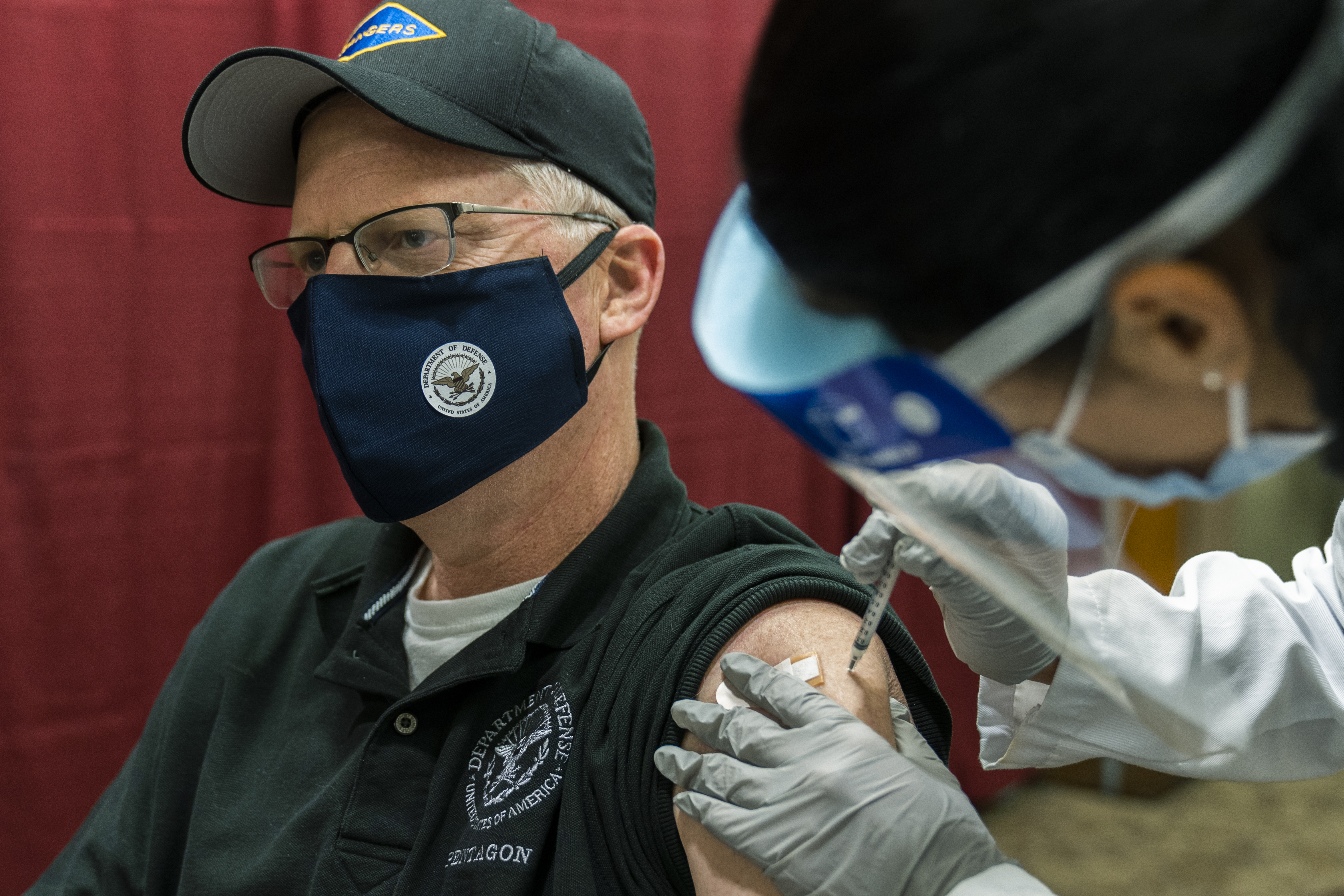 Șeful Pentagonului este primul oficial de rang înalt care se vaccinează public împotriva Covid-19