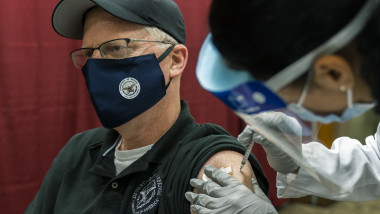 Secretarul Apărării din administrația Trump, Christopher Miller, este vaccinat împotriva Covid-19 la spitalul militar Walter Reed din Washington D. C.