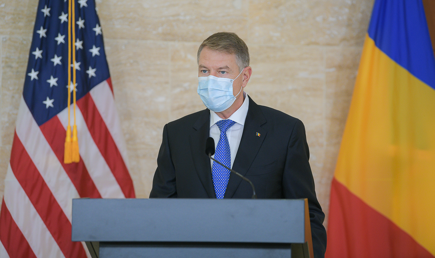 Klaus Iohannis a participat la ceremonia de decorarea a lui Nicolae Ciucă, de la Ambasada SUA. Mesajul președintelui