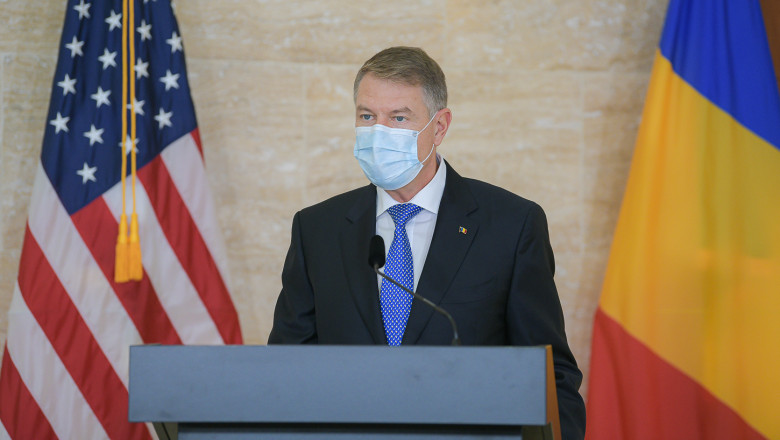 klaus iohannis susține un discurs la ambasada SUA