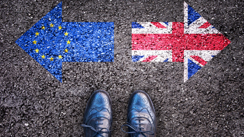 steagul marii britanii si al UE desenate pe asfalt
