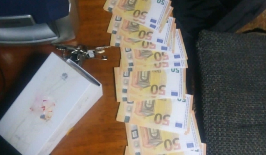 Un tânăr de 24 de ani a cumpărat mai multe bunuri cu bancnote de 50 de euro pe care scria că sunt false