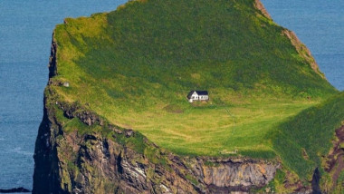casa pe o insula din sudul Islandei