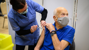 Un bărbat în vârstă este vaccinat împotriva coronavirusului în Anglia, Regatul Unit.