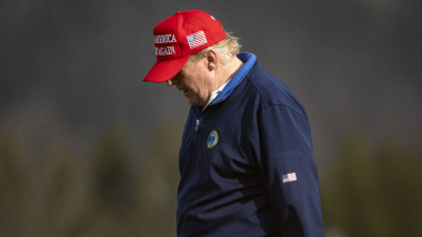 Donald Trump la o partidă de golf, purtând o șapcă MAGA.