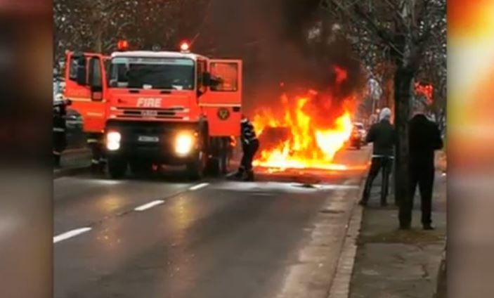 VIDEO | Mașină în flăcări în București, trafic blocat