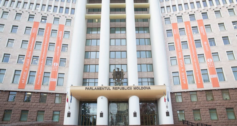 Lege controversată. Limba rusă devine „limbă de comunicare interetnică” în Republica Moldova