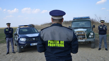Polițiști de frontieră lână două mașini de teren