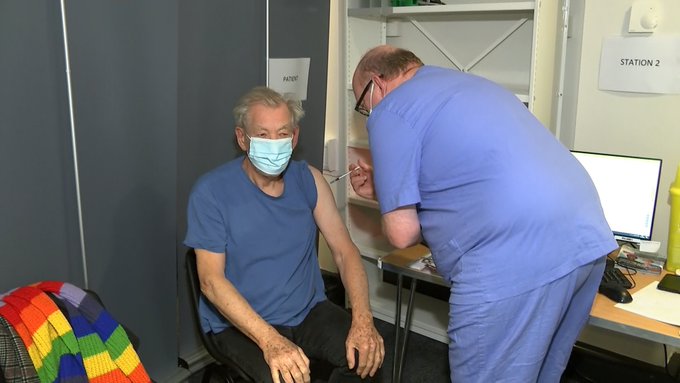 Ian McKellen, actorul din Stăpânul Inelelor, a fost euforic după ce s-a vaccinat anti-Covid