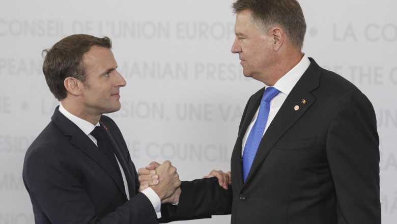 Președintele României, Klaus Iohannis și președintele Franței, Emmanuel Macron isi strang mana