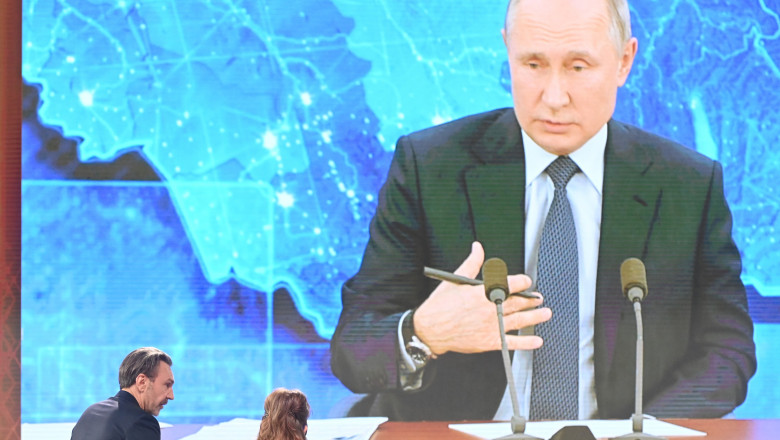 Președintele Rusiei, Vladimi Putin, vorbește cu reporterii într-o videoconferință