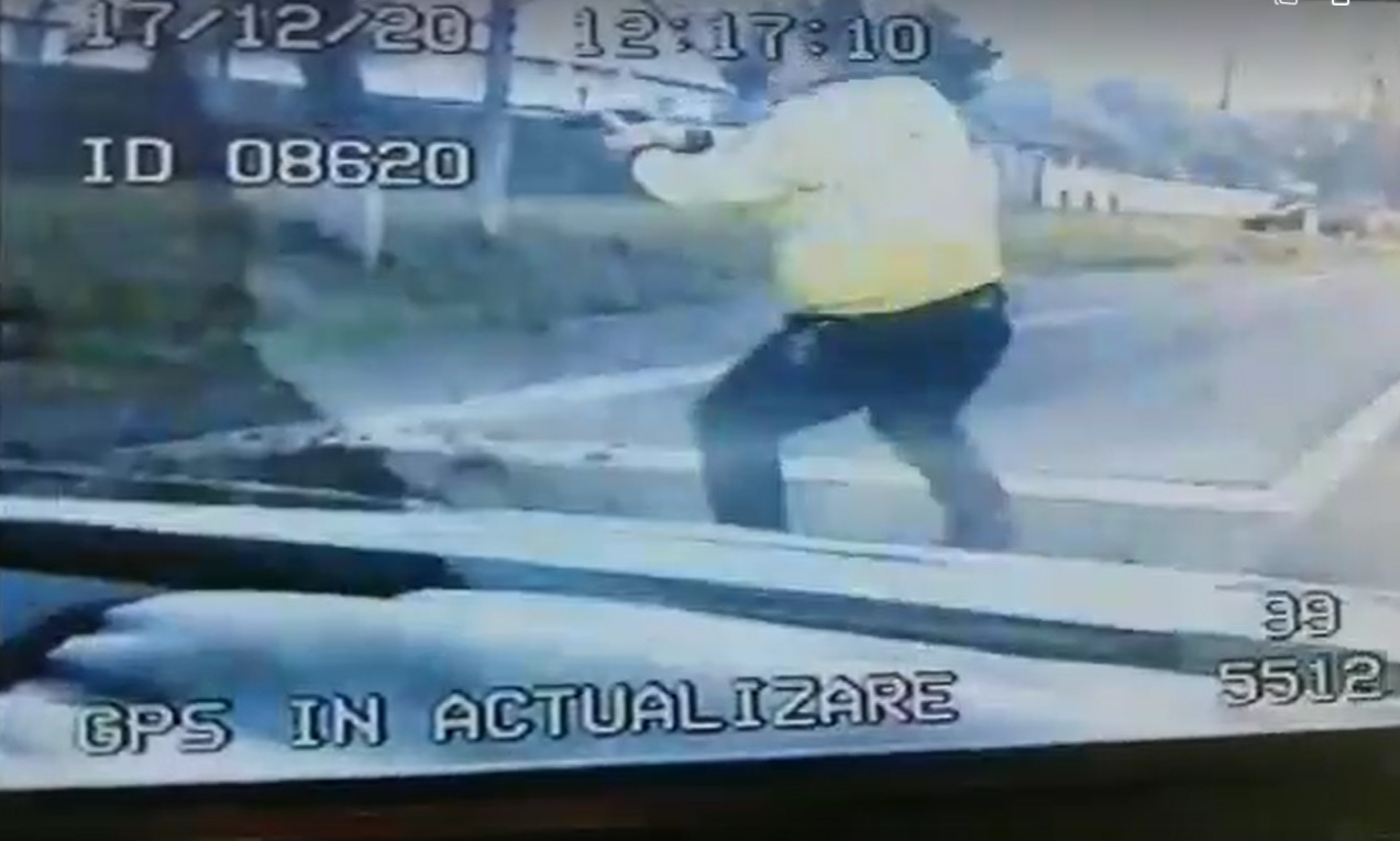 Imagini cu un puternic impact emoțional. Bărbat mort, după ce polițiștii au tras în mașina sa