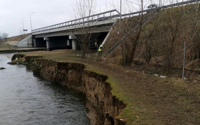 Malul râului Orăştie s-a surpat chiar sub podul autostrăzii Deva-Sibiu. Autoritățile dau vina pe cursul apei