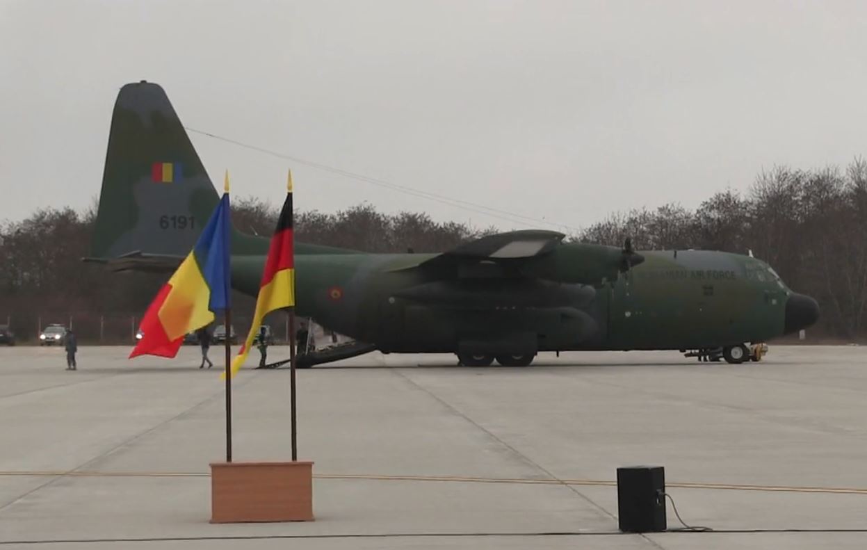 Echipament medical donat de Germania, adus la Bucureşti cu aeronava cu care au venit şi militarii români răniţi în Afganistan