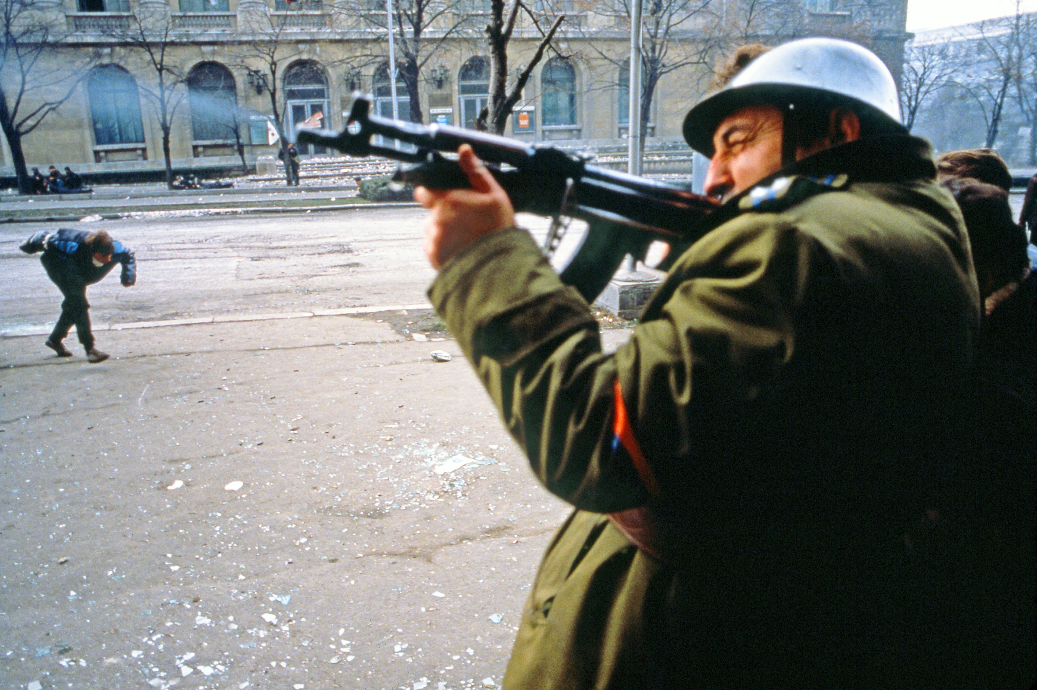 Nicolae Ciucă cere iertare familiilor celor uciși la Revoluție pentru „greșelile, erorile și abuzurile” făcute atunci de militari