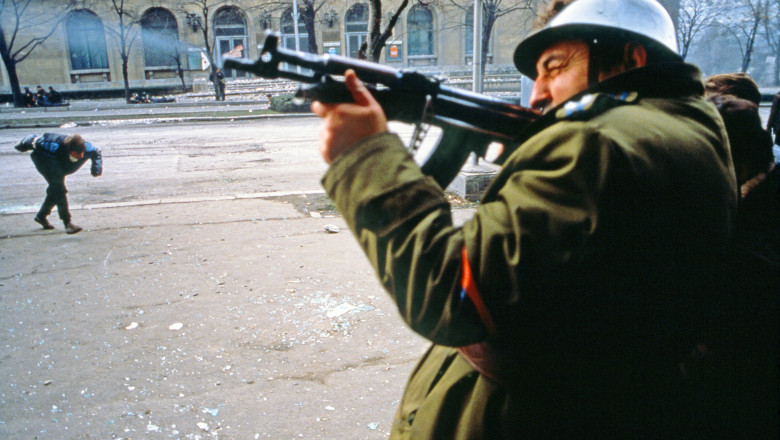 militar român trage în centrul Bucureștiului timpul Revoluției române din decembrie 1989