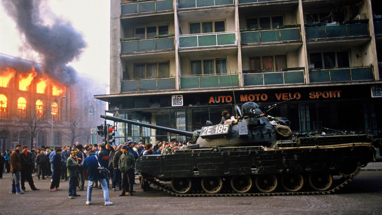 Grup de revoluționari în fața unui tanc în centrul Bucureștiului, în timpul Revoluției române din decembrie 1989.