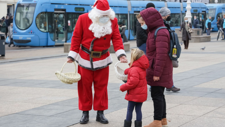 Moș Crăciun împarte dulciuri copiilor din Croația