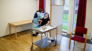 femeie testată pentru coronavirus într-un cabinet suedez