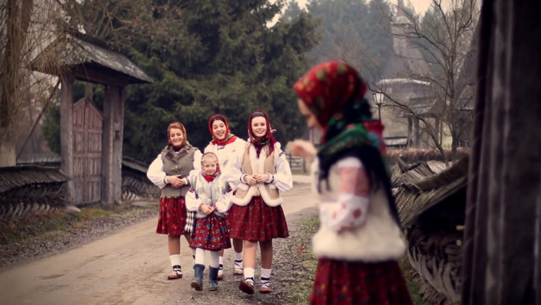 un grup de fete tinere imbracate in costume nationale in maramures