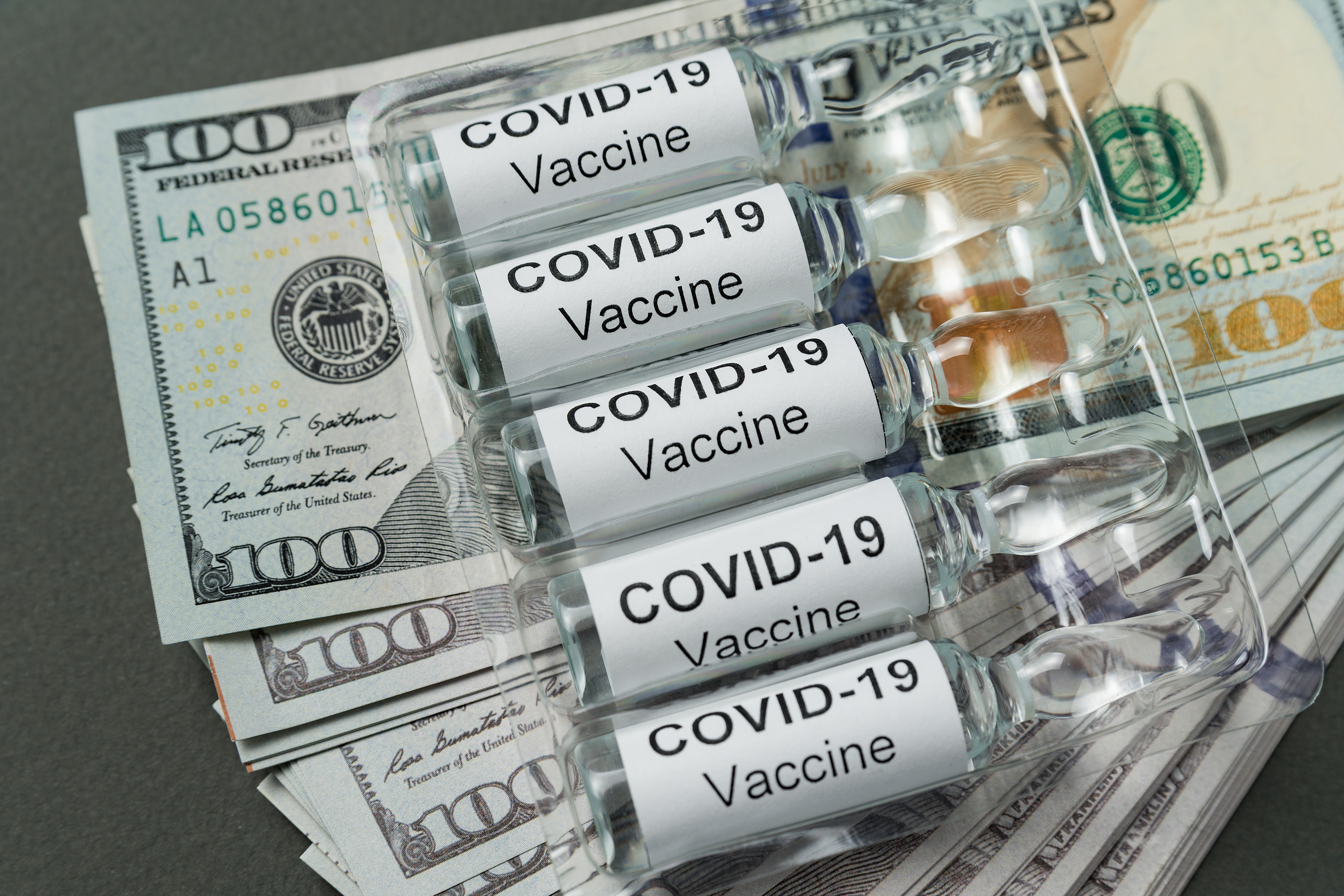 Super-bogații lumii „sar rândul” la vaccinare. Cum se vaccinează membrii unui club exclusivist la plajă, în Dubai
