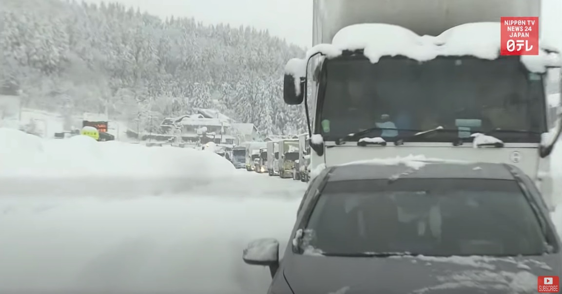 Peste 1.000 de japonezi au rămas blocaţi timp de 40 de ore pe o autostradă înzăpezită