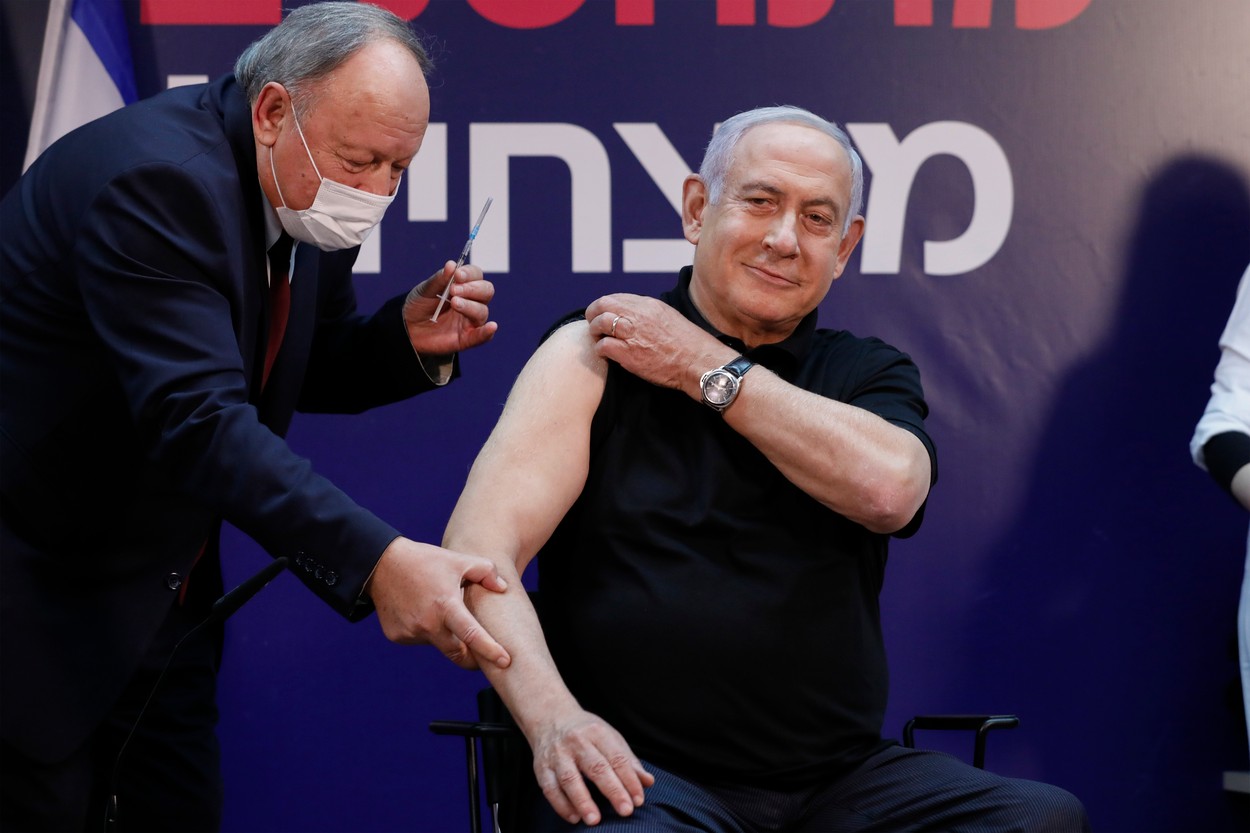 Premierul Benajamin Netanyahu, prima persoană care s-a vaccinat în Israel. Președintele așteaptă până duminică