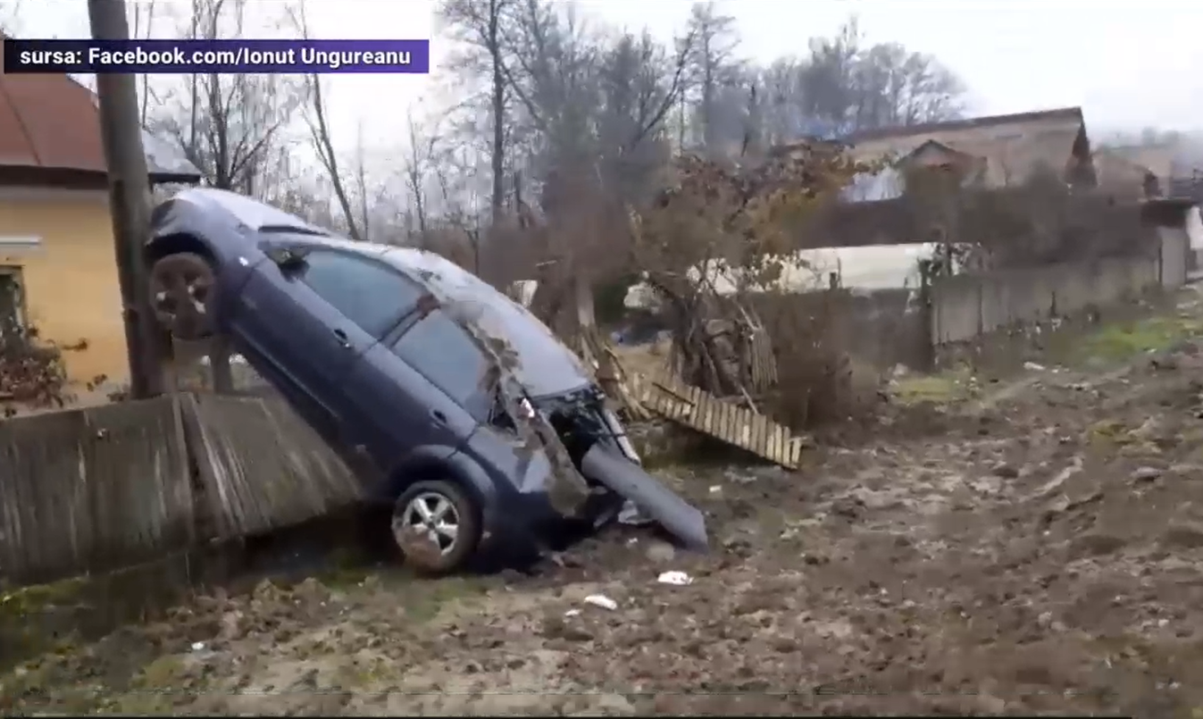 VIDEO. O tânără a ajuns cu mașina pe un stâlp de electricitate
