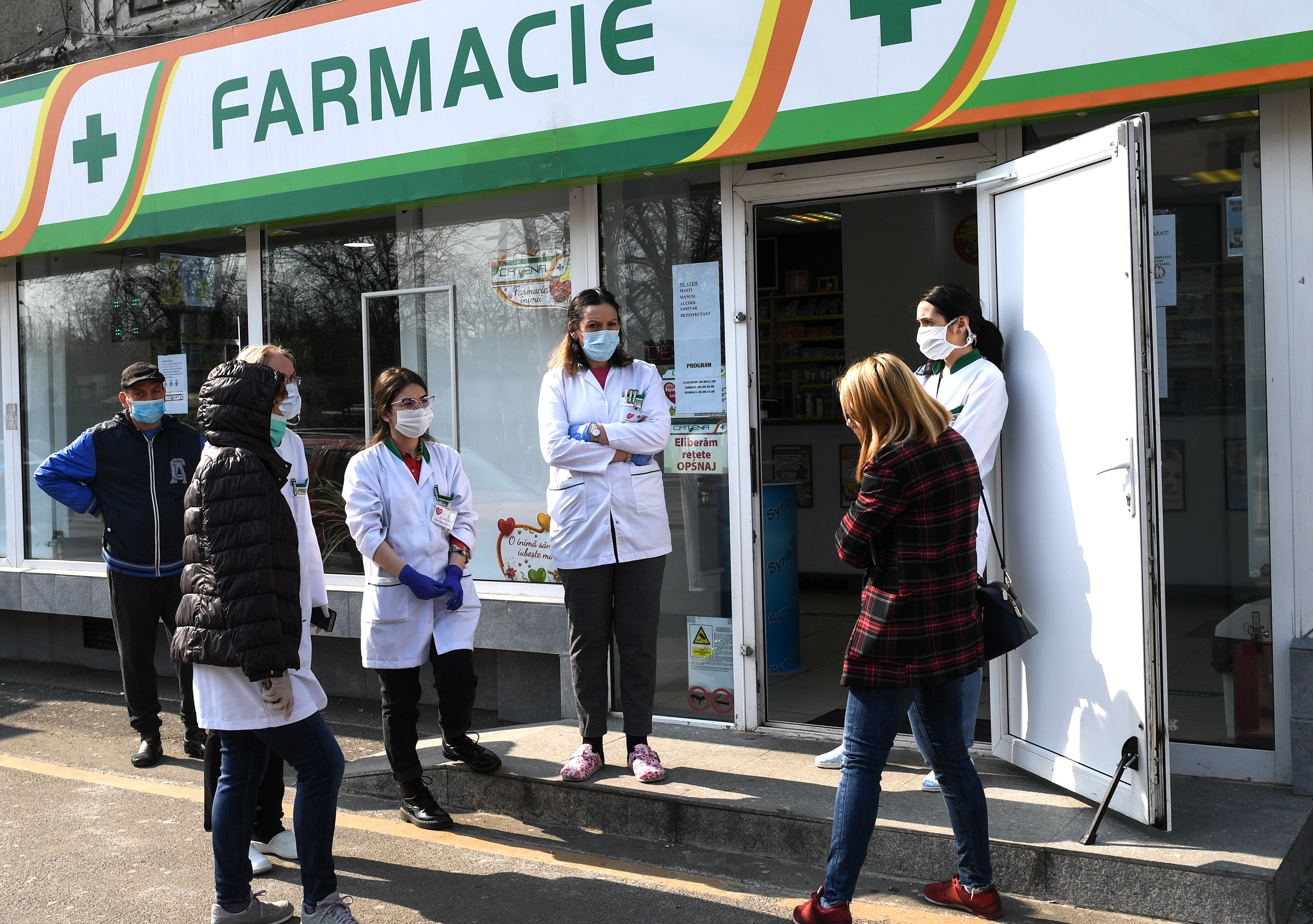 Românii sunt dispuşi să meargă cel mult 1 kilometru până la cea mai apropiată farmacie. Studiu Consiliul Concurenţei