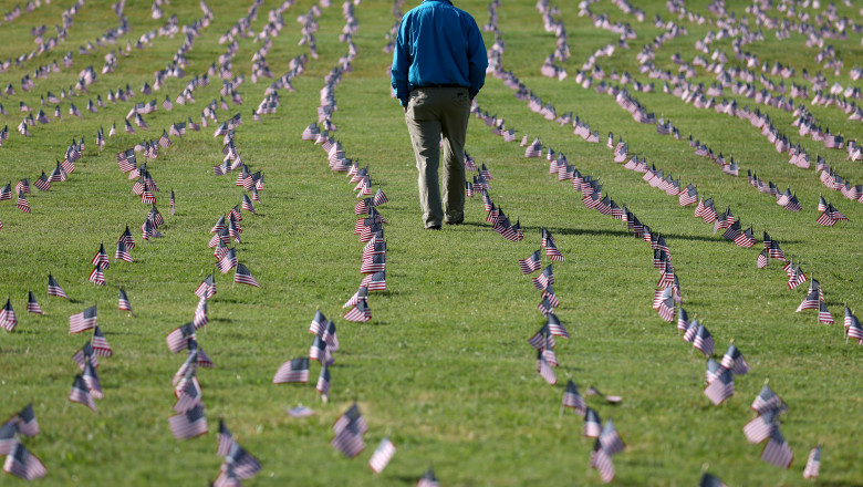200.000 de mici steaguri au fost puse în pământ la Washington, în memoria primelor 200.000 de victime ale pandemiei de coronavirus, în 22 septembrie. De atunci, țara a mai raportat încă 100.000 de decese.