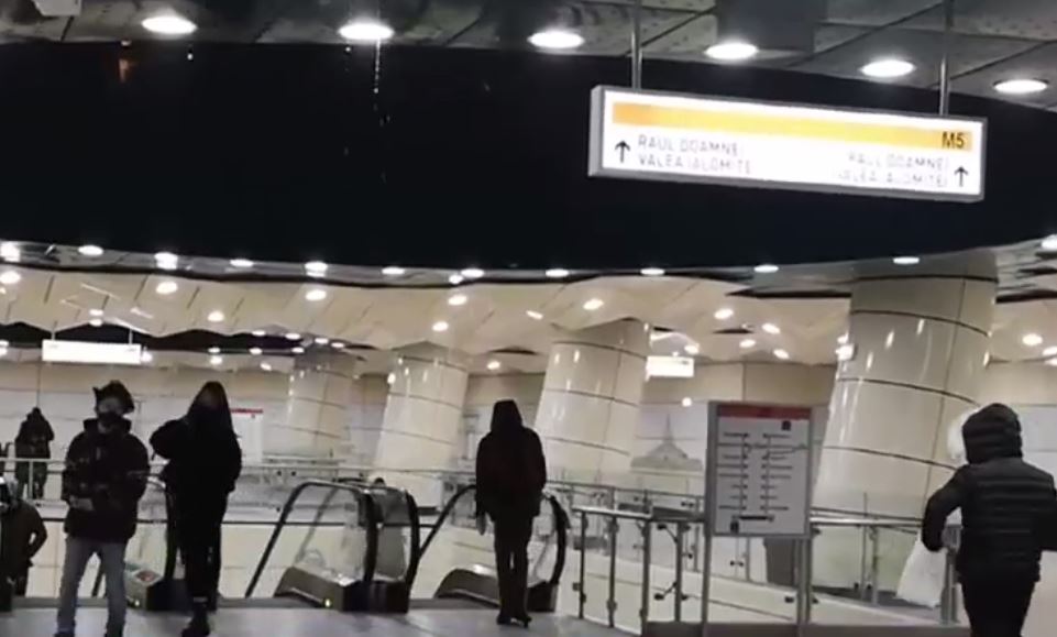 VIDEO | Plouă într-o stație nouă de metrou. Reprezentanții Metrorex: Este un deranjament tehnic și se intervine