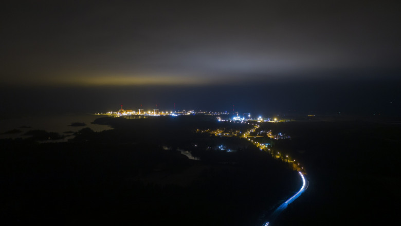 Vedere aeriană cu centrala nucleară Olkiluoto din Finlanda, în seara zilei de 10 decembrie 2020.