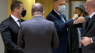 Președintele Klaus Iohannis îl salută pe Charles Michel la reuniunea Consiliului European.