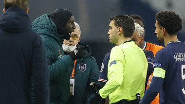 Pierre Webó, de la Istanbul Basaksehir, țipă la centralul partidei - Ovidiu Hațegan - în timpul meciului contra PSG. Foto: Ian Langsdon via Agerpres