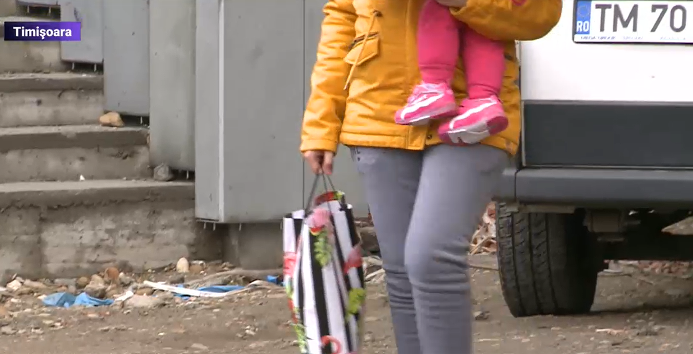Un asistent medical este acuzat că abuzează femeile care stau cu copiii în spital. Bărbatul este păzit de un coleg ca să nu recidiveze
