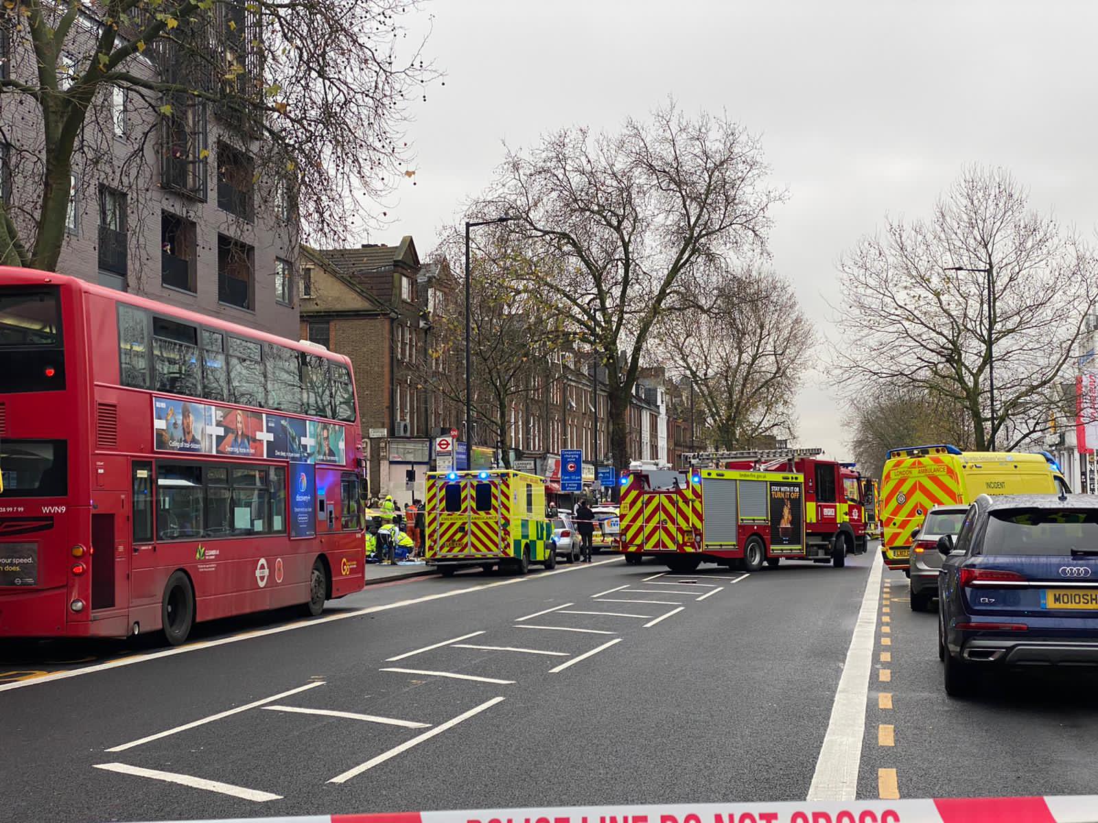 O mașină a intrat pe trotuar în Londra și a lovit mai mulți pietoni - FOTO - VIDEO