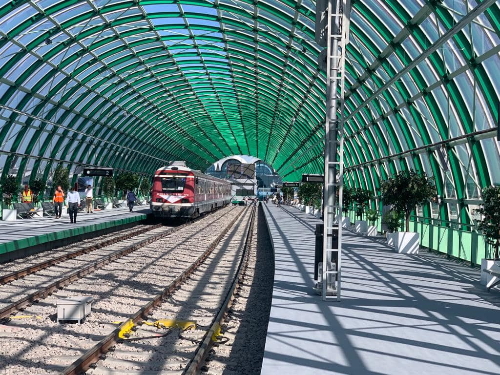 Trenul către aeroport, „botez” românesc: întârzieri de 30 de minute pentru un traseu de 19 kilometri