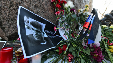 Oameni care pun flori lângă poza politicianului rus ucis, Boris Nemțov