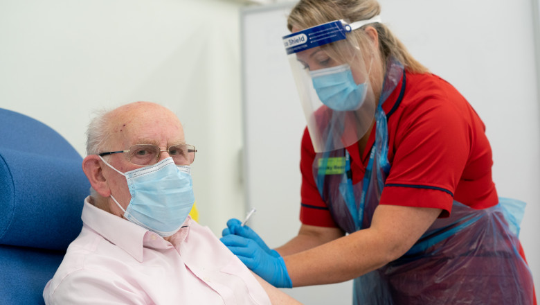 Un bărbat în vârstă este vaccinat împotriva Covid-19 cu serul Pfizer-BioNTech, în Regatul Unit, în timpul campaniei de vaccinare începută în această țară în decembrie 2020.