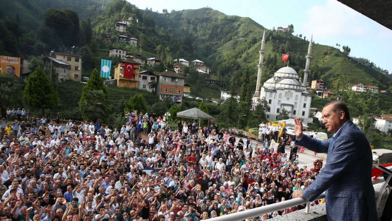 recep tayyip erdogan se adreseaza unei multimi de oameni