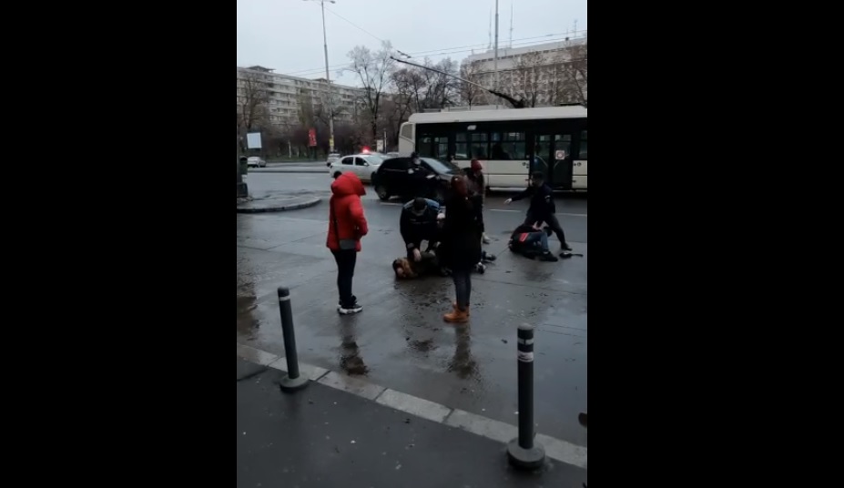 VIDEO. Intervenție ca-n filme în fața Gării de Nord în cazul a trei indivizi care refuzau să poarte masca