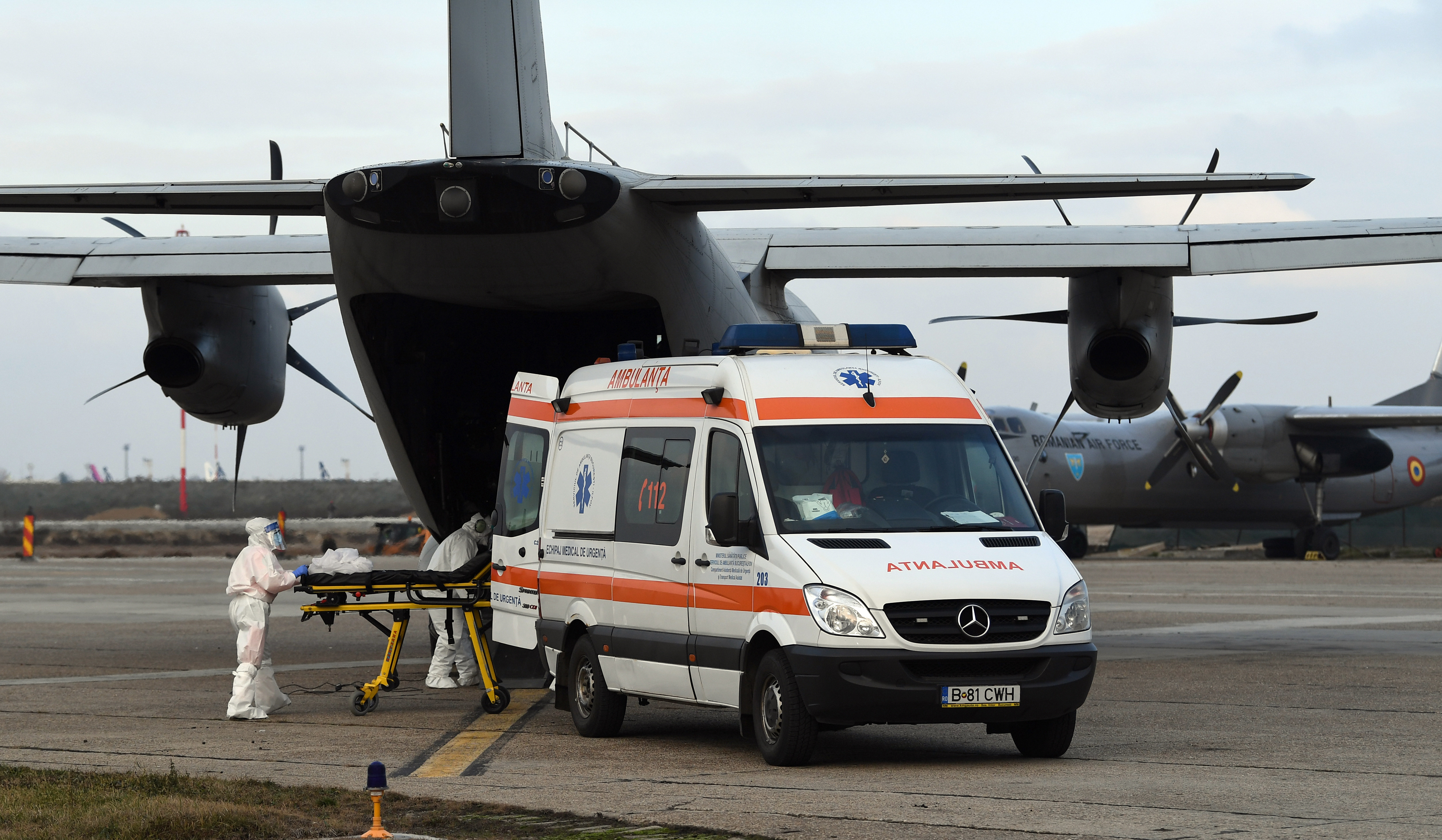 Efectele crizei de locuri la ATI: Doi pacienți cu forme grave de COVID, transferați cu un avion militar de la București la Sibiu
