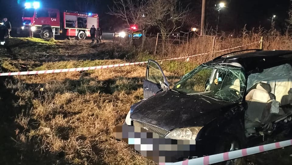 Mașină lovită de tren în Teleorman. Accident soldat cu doi morţi, mecanicul trenului era băut GALERIE FOTO